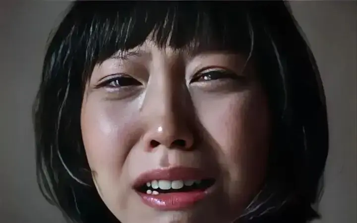 黑皮肤上哭泣的女人
