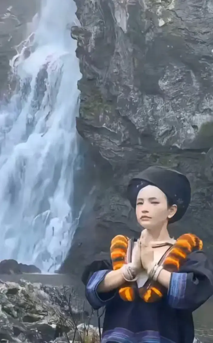 苗乡姑娘瀑布下虔诚行礼- 清泉旁合十的彝乡姑娘视频出处- 高山流水遇瀑布免费看乡野少女灵气画面