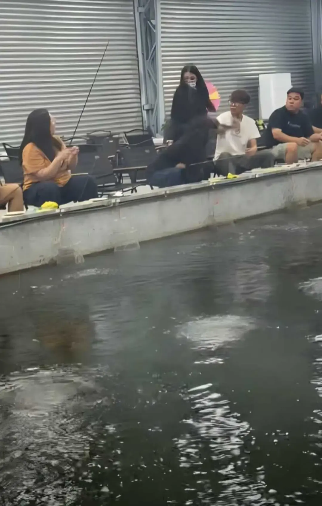 三水钓虾场打架抓奸原配打小三事件原视频来龙去脉完整版在线观看免费播放广东佛山三水钓虾场女子打人手撕小三事件现场视频后续完整版全过程超清在线观看免费播放