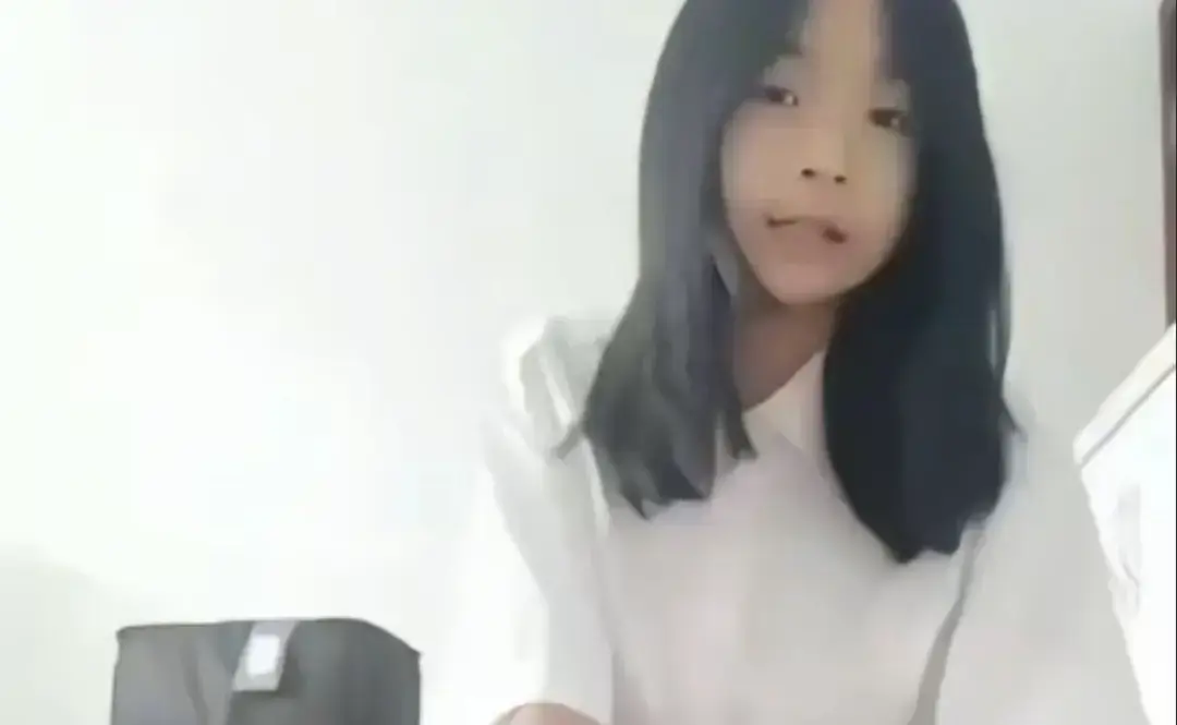 《张婉莹女孩写作业》相关资源图片