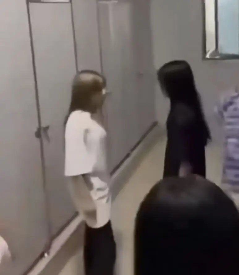 厕所争夺战女生原版视频免费在线看- 高能互撕全程高能- 宫百万相关素材网盘资源一键获取