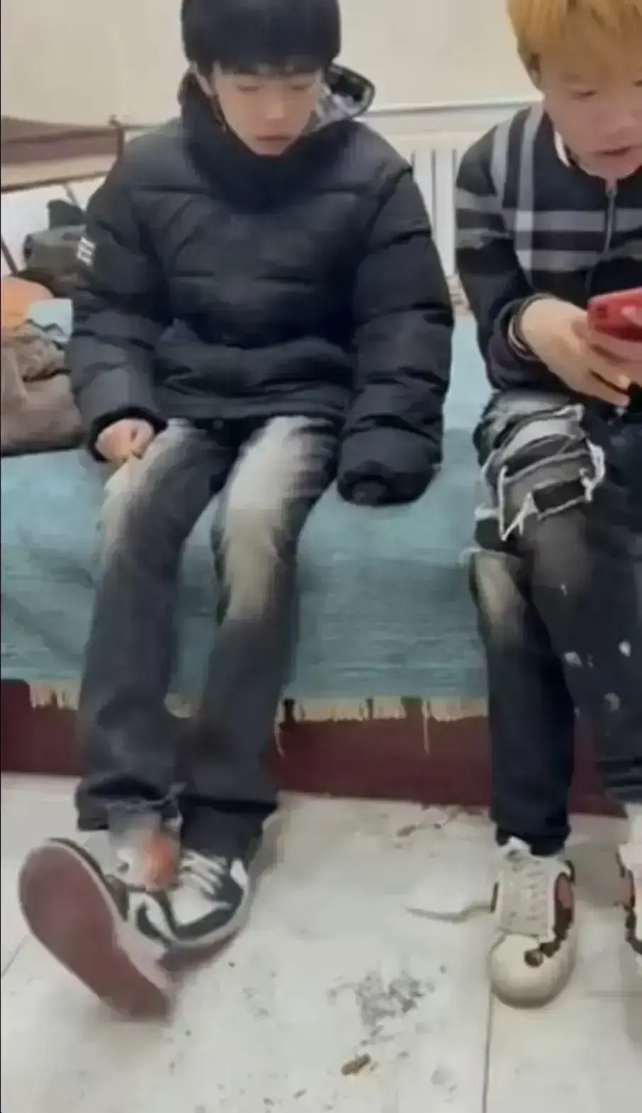 《两个男孩校园轻奢日常》