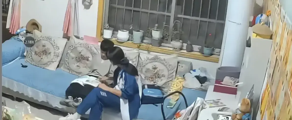炸裂扎心了!姐姐辅导教育弟弟学习作业监控事件视频来龙去脉完整版在线观看免费播放 姐弟情深日常回顾后续全过程超清播放,不是亲眼所见不敢置信留守儿童的不堪_VS影院_策驰影院-VS影视